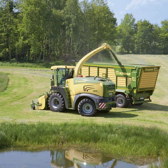 Bei den Gras- und Maiserntemaschinen der Firma Krone sind zur Leistungsverzweigung robuste geradverzahnte Kegelräder im Einsatz. Bei den Gras- und Maiserntemaschinen der Firma Krone sind zur Leistungsverzweigung robuste geradverzahnte Kegelräder im Einsatz.