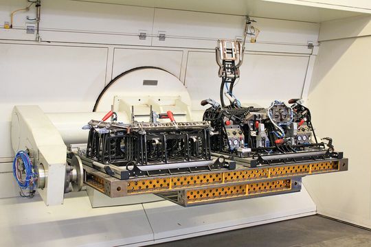 Auch aufwendige Vorrichtungen, hier für die Durchführung von automatisierten Laserschweissungen, gehören zum Gesamtumfang eines Auftrags. Auch aufwendige Vorrichtungen, hier für die Durchführung von automatisierten Laserschweissungen, gehören zum Gesamtumfang eines Auftrags.
