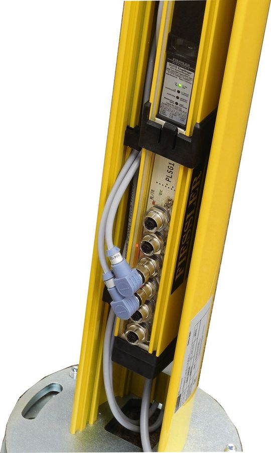 Das System FCMS besteht aus einem 2-Strahl Sicherheitslichtgitter ULVT 500/2R Typ4 /PLe, einer aufsteckbaren Mutingkontrolleinheit PLSG, und 2 Reflexlichtschranken GR5/24 für die Objekterkennung. Das System FCMS besteht aus einem 2-Strahl Sicherheitslichtgitter ULVT 500/2R Typ4 /PLe, einer aufsteckbaren Mutingkontrolleinheit PLSG, und 2 Reflexlichtschranken GR5/24 für die Objekterkennung.