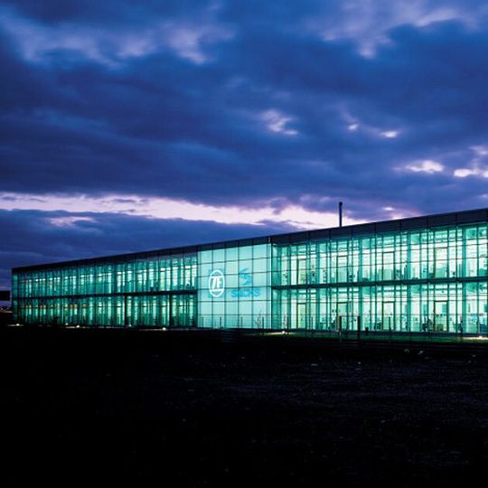 ZF investiert jährlich rund 5 Prozent des Umsatzes in Forschung und Entwicklung, immer wieder markieren innovative Produkte von ZF den aktuellen Stand der Technik. Hier das Entwicklungszentrum in Schweinfurt, einer von sechs Hauptentwicklungsstandorten von ZF. ZF investiert jährlich rund 5 Prozent des Umsatzes in Forschung und Entwicklung, immer wieder markieren innovative Produkte von ZF den aktuellen Stand der Technik. Hier das Entwicklungszentrum in Schweinfurt, einer von sechs Hauptentwicklungsstandorten von ZF.