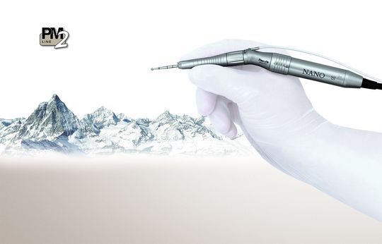 Bien-Air ist Spezialist für Medizinprodukte, die ähnlich wie Werkzeugmaschinen arbeiten, also Fräsen, Schneiden, Bohren an Zahnprothesen, Zähnen oder knöchernen Strukturen. Bien-Air ist Spezialist für Medizinprodukte, die ähnlich wie Werkzeugmaschinen arbeiten, also Fräsen, Schneiden, Bohren an Zahnprothesen, Zähnen oder knöchernen Strukturen.