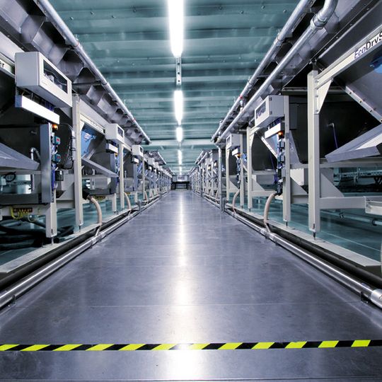 Das Trockenabscheidesystem EcoDryScrubber von Dürr – hier im Einsatz bei BMW in Regensburg – kann bis zu 60 Prozent Energie in der Lackierkabine sparen. Das Trockenabscheidesystem EcoDryScrubber von Dürr – hier im Einsatz bei BMW in Regensburg – kann bis zu 60 Prozent Energie in der Lackierkabine sparen.