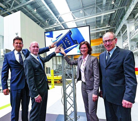 BMW-Technologieleiter Dr. Robert Engelhorn, Oberbürgermeister Joachim Wolbergs, Landrätin Tanja Schweiger und Werkleiter Dr. Andreas Wendt (von links) drückten den Startknopf für die beiden neuen Anlagen im Presswerk Regensburg. BMW-Technologieleiter Dr. Robert Engelhorn, Oberbürgermeister Joachim Wolbergs, Landrätin Tanja Schweiger und Werkleiter Dr. Andreas Wendt (von links) drückten den Startknopf für die beiden neuen Anlagen im Presswerk Regensburg.