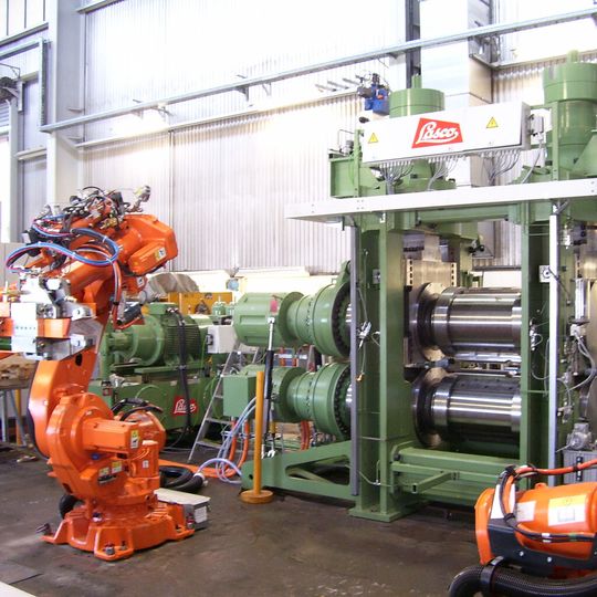 Die RCW 630 So ist nach Herstellerangaben mit zwei synchron arbeitende Hydraulikzylinder ausgestattet, mit denen während des Walzvorgangs hochdynamisch der Walzspalt verändert werden kann. Die RCW 630 So ist nach Herstellerangaben mit zwei synchron arbeitende Hydraulikzylinder ausgestattet, mit denen während des Walzvorgangs hochdynamisch der Walzspalt verändert werden kann.