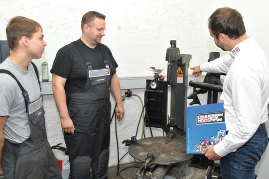 Auch Warnhinweise an Maschinen sind Bestandteil der Schulungen zum Thema Arbeitssicherheit und Gefahrstoffmanagement von Liqui Moly.
