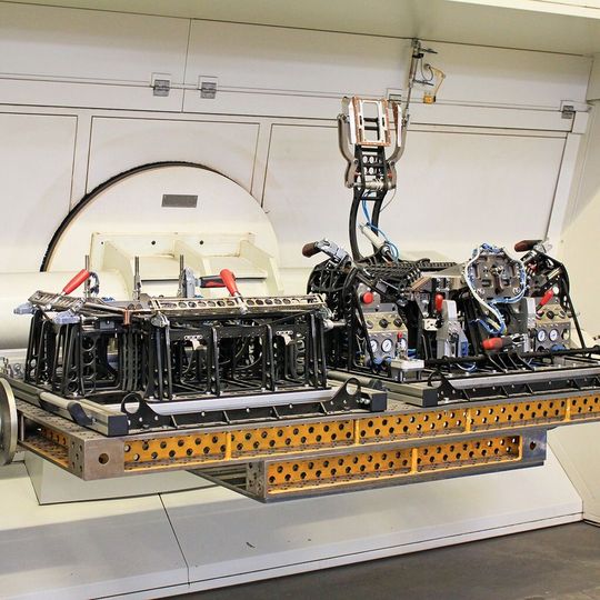 Auch aufwendige Vorrichtungen, hier für die Durchführung von automatisierten Laserschweißungen, gehören zum Gesamtumfang eines Auftrags. Auch aufwendige Vorrichtungen, hier für die Durchführung von automatisierten Laserschweißungen, gehören zum Gesamtumfang eines Auftrags.
