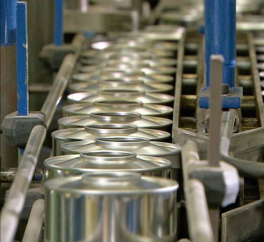 Die Blechwarenfabrik Limburg konnte durch die Erschließung ihrer Ressourceneffizienzpotenziale Einsparungen von mehreren Hundert Tonnen Blech und Lack realisieren. Die Blechwarenfabrik Limburg konnte durch die Erschließung ihrer Ressourceneffizienzpotenziale Einsparungen von mehreren Hundert Tonnen Blech und Lack realisieren.