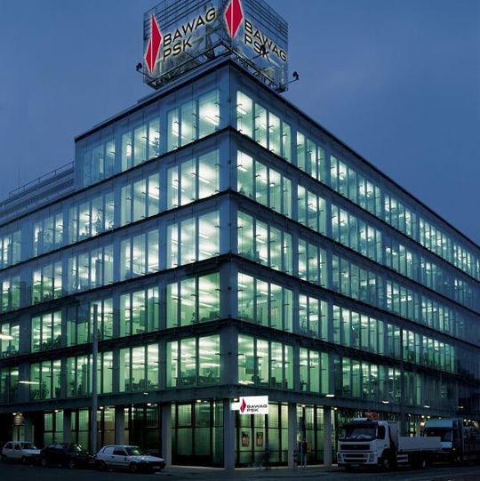 Über eine halbe Million Sendungseingänge - diese Menge an Postsendungen können die zentralen Standorte der Bawag P.S.K. in Wien nun jährlich problemlos bewältigen. Die Implementierung der Metalag Postlogistiksteuerung vereinfacht das Prozedere wesentlich. Über eine halbe Million Sendungseingänge - diese Menge an Postsendungen können die zentralen Standorte der Bawag P.S.K. in Wien nun jährlich problemlos bewältigen. Die Implementierung der Metalag Postlogistiksteuerung vereinfacht das Prozedere wesentlich.