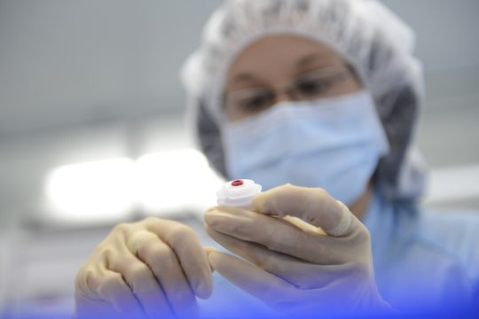 Montage eines Geräteantriebs im Reinraum Class 8 (in operation): Da beide Arbeitsschritte in der gleichen Umgebung erfolgen, ist kein Reinigungsprozess zwischen Teileproduktion und Montage erforderlich. Montage eines Geräteantriebs im Reinraum Class 8 (in operation): Da beide Arbeitsschritte in der gleichen Umgebung erfolgen, ist kein Reinigungsprozess zwischen Teileproduktion und Montage erforderlich.