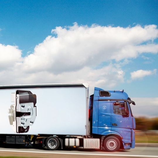 Das neue LKW-Schloss von Kiekert wiegt rund 30 Prozent weniger im Vergleich zu marktüblichen LKW-Schlössern. Das neue LKW-Schloss von Kiekert wiegt rund 30 Prozent weniger im Vergleich zu marktüblichen LKW-Schlössern.