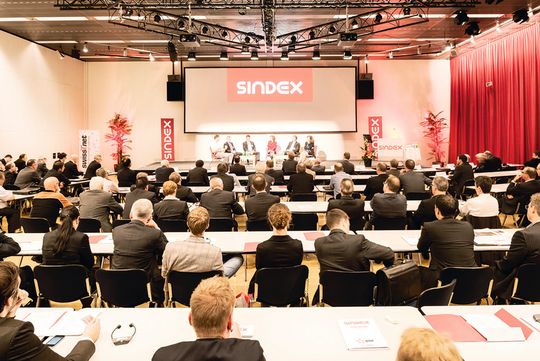 Weiterer Höhepunkt und gleichzeitiger Abschluss des von Michael Sokoll moderierten Symposiums bildet wie bereits 2012 ein «CEO-Roundtable». Das Podium ist mit Vertretern von global tätigen Unternehmen verschiedener Grösse besetzt: Mit Remo Lütolf, Vorsitzender der Geschäftsleitung von ABB Schweiz, trifft ein Vertreter eines Weltkonzerns mit 150 000 Mitarbeitenden auf Annette Heimlicher, CEO von Contrinex, einer kleineren, multinationalen Unternehmensgruppe mit rund 500 Mitarbeitenden. Weiterer Höhepunkt und gleichzeitiger Abschluss des von Michael Sokoll moderierten Symposiums bildet wie bereits 2012 ein «CEO-Roundtable». Das Podium ist mit Vertretern von global tätigen Unternehmen verschiedener Grösse besetzt: Mit Remo Lütolf, Vorsitzender der Geschäftsleitung von ABB Schweiz, trifft ein Vertreter eines Weltkonzerns mit 150 000 Mitarbeitenden auf Annette Heimlicher, CEO von Contrinex, einer kleineren, multinationalen Unternehmensgruppe mit rund 500 Mitarbeitenden.