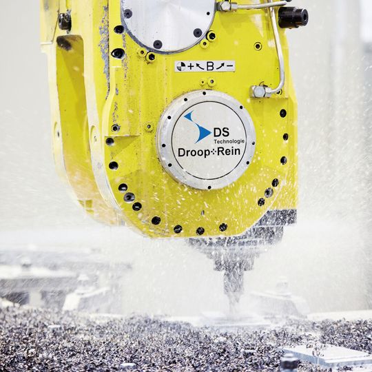 Bild 1: Der Fräskopf mit 40 kW Leistung bearbeitet die Bauteile auf 20 bis 25 µm genau. Bild 1: Der Fräskopf mit 40 kW Leistung bearbeitet die Bauteile auf 20 bis 25 µm genau.