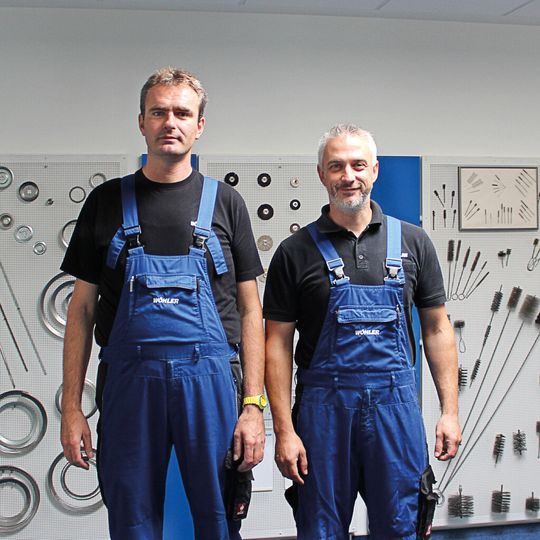 Hans-Dieter Schlüter (links) und Marcus Rustemeier – beide sind seit 25 Jahren bei Wöhler in Bad Wünnenberg tätig. Hans-Dieter Schlüter (links) und Marcus Rustemeier – beide sind seit 25 Jahren bei Wöhler in Bad Wünnenberg tätig.