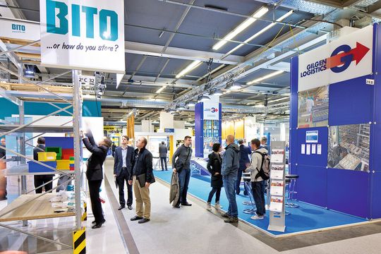 Die Aussteller bieten den interessierten Fachbesuchern an der Pack&Move einen vertieften Einblick in ihre Produkte und Dienstleistungen und präsentieren Neuheiten, Innovationen und Lösungen entlang des gesamten Wertschöpfungsprozesses. Die Aussteller bieten den interessierten Fachbesuchern an der Pack&Move einen vertieften Einblick in ihre Produkte und Dienstleistungen und präsentieren Neuheiten, Innovationen und Lösungen entlang des gesamten Wertschöpfungsprozesses.