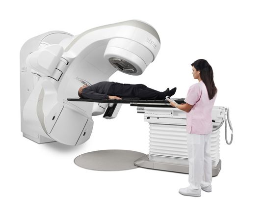 Medizintechnische Produkte wie das True-Beam-System von Varian Medical Systems sind komplexe Geräte. Das gilt auch für die Gehäuseteile, die das technische Innenleben vor Umwelteinflüssen und Verschmutzung schützen. Sie werden aus den Polyurethan-Integralschaumsystemen hergestellt. Medizintechnische Produkte wie das True-Beam-System von Varian Medical Systems sind komplexe Geräte. Das gilt auch für die Gehäuseteile, die das technische Innenleben vor Umwelteinflüssen und Verschmutzung schützen. Sie werden aus den Polyurethan-Integralschaumsystemen hergestellt.