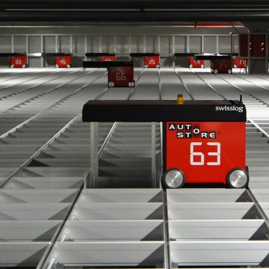 Die fünf Transportroboter bewegen sich dazu nahezu lautlos auf Schienen an der Oberfläche des Grids sowohl in Längs- als auch in Querrichtung. Die fünf Transportroboter bewegen sich dazu nahezu lautlos auf Schienen an der Oberfläche des Grids sowohl in Längs- als auch in Querrichtung.