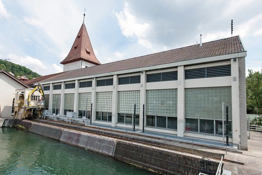 Das Kraftwerk der IB Aarau. Links noch die alte Hebevorrichtung mit Zahnstangen, rechts bereits zwei umgebaute Schütze mit Hydraulikzylindern. Das Kraftwerk der IB Aarau. Links noch die alte Hebevorrichtung mit Zahnstangen, rechts bereits zwei umgebaute Schütze mit Hydraulikzylindern.