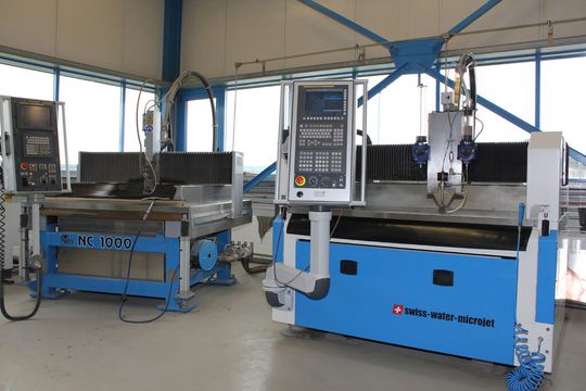 Generationswechsel: Während sich auf der links zu sehenden Schneidanlage Schnittbreiten von 0,5 Millimeter erzeugen lassen, erreicht die neue, von Lorenz Siegenthaler entwickelte Maschine sogar Schnittbreiten von nur 0,3 Millimeter. Generationswechsel: Während sich auf der links zu sehenden Schneidanlage Schnittbreiten von 0,5 Millimeter erzeugen lassen, erreicht die neue, von Lorenz Siegenthaler entwickelte Maschine sogar Schnittbreiten von nur 0,3 Millimeter.