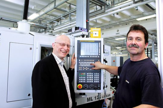 Markus Schröder (links), Leiter der Prozesskette Spannsysteme bei Sirona, und Maschinenbediener Ralf Erlebenbach sind mit der neuen MLK125 linear von Maier sichtlich zufrieden. Markus Schröder (links), Leiter der Prozesskette Spannsysteme bei Sirona, und Maschinenbediener Ralf Erlebenbach sind mit der neuen MLK125 linear von Maier sichtlich zufrieden.