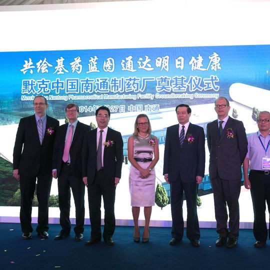 Merck Serono Senior Executives und Nantong Government Officials feiern die Grundsteinlegung für neuen Pharma-Produktionsstandort in China