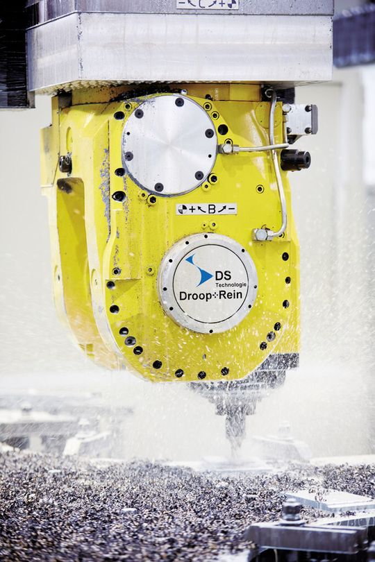 Bild 1: Der Fräskopf mit 40 kW Leistung bearbeitet die Bauteile auf 20 bis 25 µm genau. Bild 1: Der Fräskopf mit 40 kW Leistung bearbeitet die Bauteile auf 20 bis 25 µm genau.
