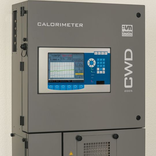 Die Kalorimeter der Serie CWD 2005 bestimmen den Heizwert und den Wobbe-Index von verschiedenen Gasarten wie Erdgas, Biogas, Biomethan oder Prozessgasen. Die Kalorimeter der Serie CWD 2005 bestimmen den Heizwert und den Wobbe-Index von verschiedenen Gasarten wie Erdgas, Biogas, Biomethan oder Prozessgasen.