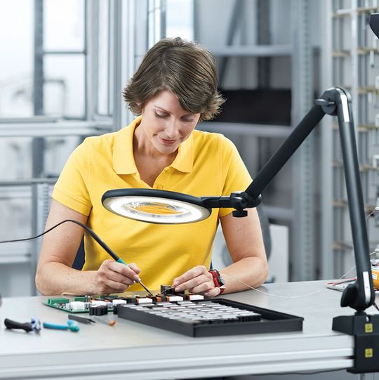 Anspruchsvolle Sehaufgaben werden durch eine Lupenleuchte optimal unterstützt. ESD-gerechte Leuchten wie die Tevisio von Waldmann verhindern unkontrollierte Entladungen. Anspruchsvolle Sehaufgaben werden durch eine Lupenleuchte optimal unterstützt. ESD-gerechte Leuchten wie die Tevisio von Waldmann verhindern unkontrollierte Entladungen.