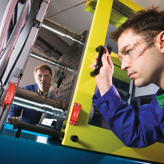 Die Produktfamilie Sensa Guard von Rockwell kombiniert RFID- und induktive Technologie für die Codierung sowie das Erkennen des Betätigers. Die Produktfamilie Sensa Guard von Rockwell kombiniert RFID- und induktive Technologie für die Codierung sowie das Erkennen des Betätigers.