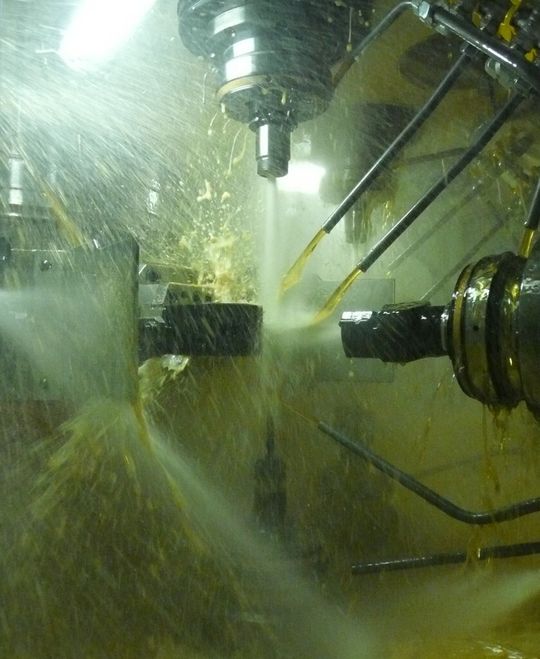 Bild: Schmierstoffexperte Oest zwischen technologischem Trend und Gesetzgebung: Das Potential niedrigviskoser Schneidöle zur Prozesskostensenkung überwiegt das Gefährdungspotential durch Aspiration. Bild: Schmierstoffexperte Oest zwischen technologischem Trend und Gesetzgebung: Das Potential niedrigviskoser Schneidöle zur Prozesskostensenkung überwiegt das Gefährdungspotential durch Aspiration.