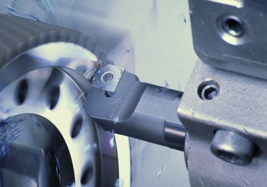 Bild: Angepasste CBN-Sorten arbeiten prozessicher auch bei stark unterbrochenem Schnitt, zum Beispiel beim Planen von Zahnkränzen für Automobilgetriebe. Bild: Angepasste CBN-Sorten arbeiten prozessicher auch bei stark unterbrochenem Schnitt, zum Beispiel beim Planen von Zahnkränzen für Automobilgetriebe.