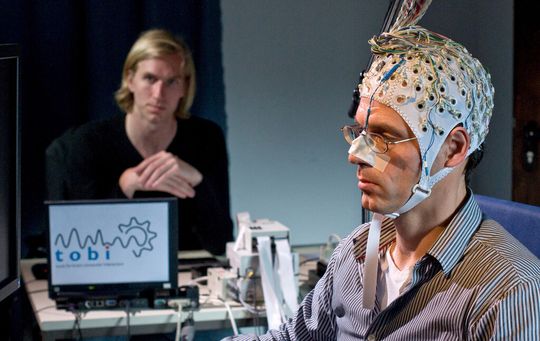 Die Hirnströme werden mit einem Elektroenzephalogramm (EEG) gemessen. Der Computer erkennt anhand charakteristischer Muster in den Hirnströmen, was die Person am Rechner beabsichtigt zu tun.