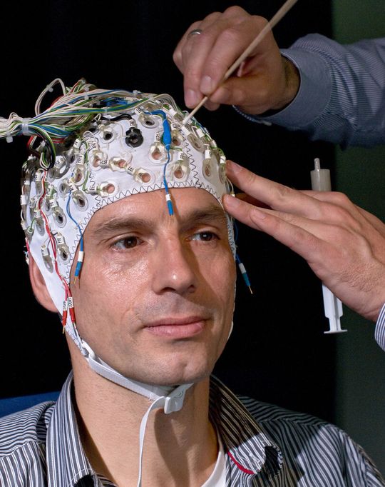 Über Elektroden am Kopf werden die Hirnströme gemessen und in Steuersignale für den Computer umgewandelt. Über Elektroden am Kopf werden die Hirnströme gemessen und in Steuersignale für den Computer umgewandelt.