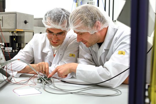 OLED-Treiber: Am IMMS in Ilmenau wurde ein spezieller monolithischer ASIC entwickelt, der über Steuer- und Regelmöglichkeiten verfügt. OLED-Treiber: Am IMMS in Ilmenau wurde ein spezieller monolithischer ASIC entwickelt, der über Steuer- und Regelmöglichkeiten verfügt.