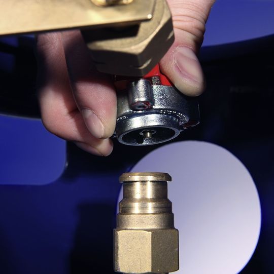Der Adapter des Conneo-Systems ist griffig und passt zu allen handelsüblichen Staplern. Der Adapter des Conneo-Systems ist griffig und passt zu allen handelsüblichen Staplern.