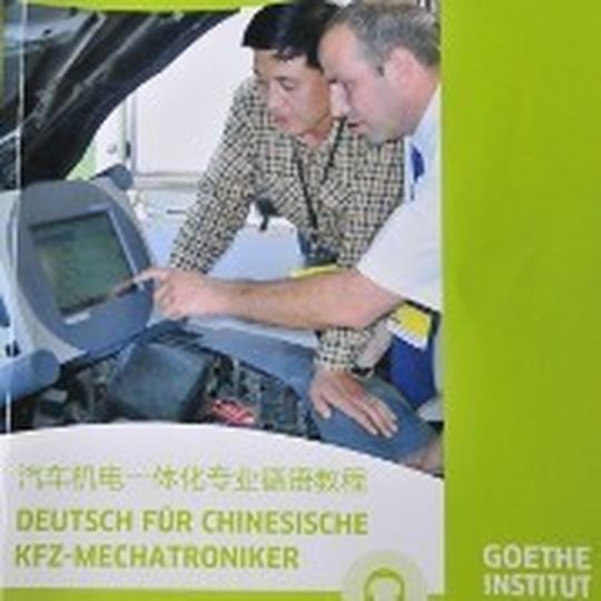 Ein neues Lehrbuch vermittelt chinesischen Kfz-Mechatronikern Deutschkenntnisse.