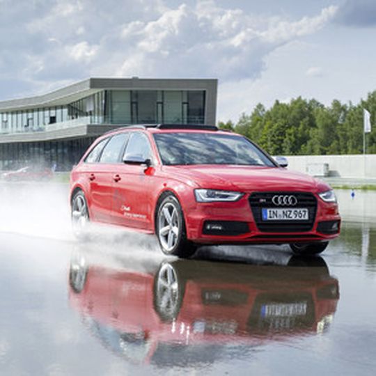 Nach zweijähriger Bauzeit hat Audi am Montag sein neues Hightech-Areal in Neuburg an der Donau offiziell in Betrieb genommen. Nach zweijähriger Bauzeit hat Audi am Montag sein neues Hightech-Areal in Neuburg an der Donau offiziell in Betrieb genommen.