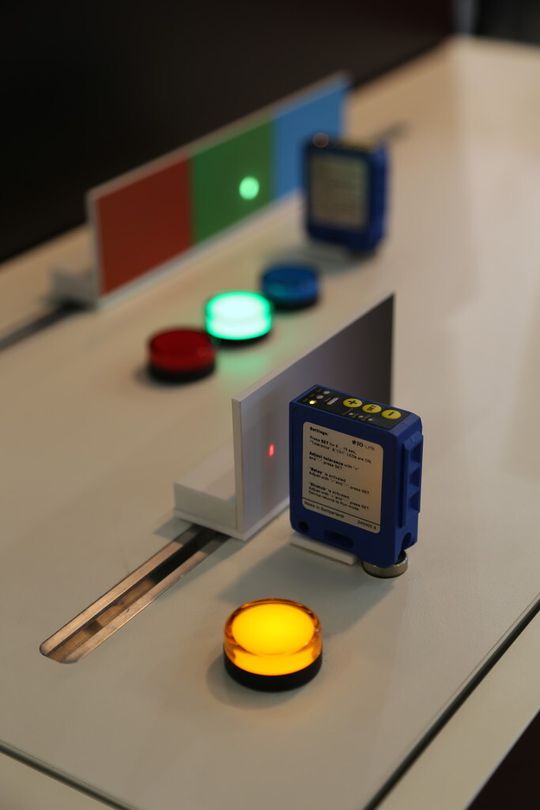 Stand Contrinex à Sindex, un détecteur de couleur très sensible à la moindre variation. Ici une bande dégradée du blanc au noir. Stand Contrinex à Sindex, un détecteur de couleur très sensible à la moindre variation. Ici une bande dégradée du blanc au noir.