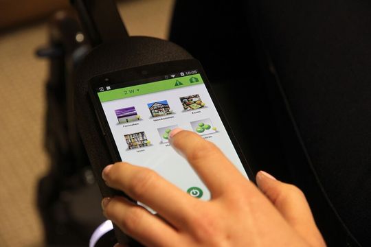 Aus dem Rollstuhl heraus kann der Nutzer das gesmate Smart Home über eine App von digitalStrom steuern. Aus dem Rollstuhl heraus kann der Nutzer das gesmate Smart Home über eine App von digitalStrom steuern.
