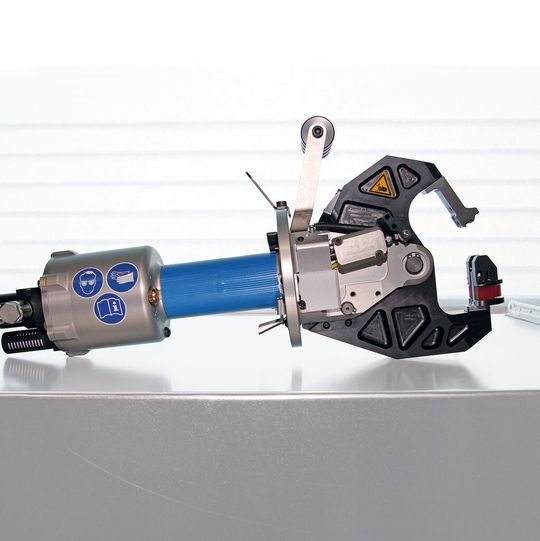 Die MEZ-Rivclinch bietet flexiblen Einsatzmöglichkeiten: Sie schafft etwa einen rechteckigen, dichten Clinchpunkt pro Sekunde (TÜV-zertifiziert nach DIN EN 1507:2006 bis Dichtheitsklasse D). Die MEZ-Rivclinch bietet flexiblen Einsatzmöglichkeiten: Sie schafft etwa einen rechteckigen, dichten Clinchpunkt pro Sekunde (TÜV-zertifiziert nach DIN EN 1507:2006 bis Dichtheitsklasse D).