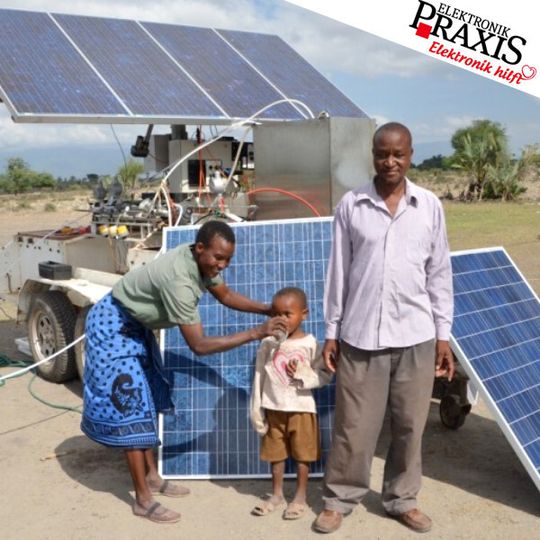 Sauberes Wasser dank solarbetriebenem Filtersystem: Bewohner des Dorfes Mdori in der Region Manyara probieren das frisch gefilterte Wasser. Sauberes Wasser dank solarbetriebenem Filtersystem: Bewohner des Dorfes Mdori in der Region Manyara probieren das frisch gefilterte Wasser.