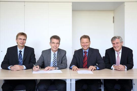 v.l.n.r.: Dr. Jürgen Meyn, Standortleiter Polycarbonate Uerdingen Bayer Material Science, Dr. Rolf Spatz, Leiter Beschaffung im Standortmanagement Nordrhein-Westfalen Bayer Material Science, Uwe Menzen, Geschäftsführer von Chemion Logistik, und Günther Schoofs, Leiter Business Planning & Administration bei Chemion. v.l.n.r.: Dr. Jürgen Meyn, Standortleiter Polycarbonate Uerdingen Bayer Material Science, Dr. Rolf Spatz, Leiter Beschaffung im Standortmanagement Nordrhein-Westfalen Bayer Material Science, Uwe Menzen, Geschäftsführer von Chemion Logistik, und Günther Schoofs, Leiter Business Planning & Administration bei Chemion.