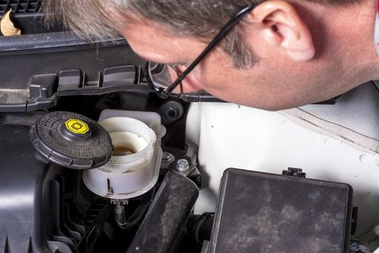 Einen prüfenden „Blick“ sollte man in Sachen Bremsflüssigkeit nicht nur in deren Behältnis, sondern bei einem Wechsel vor allem in die Herstellervorschriften werfen.