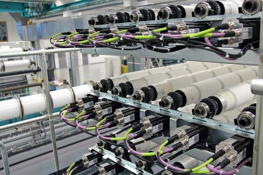 Die Maschine kann zwischen 2 und 96 Musterfäden verarbeiten, die im Liberty-Gestell jeweils auf einer eigenen Fadenrolle aufgespult sind. Die Maschine kann zwischen 2 und 96 Musterfäden verarbeiten, die im Liberty-Gestell jeweils auf einer eigenen Fadenrolle aufgespult sind.