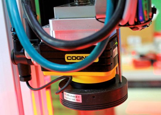 Die Kamera liest sowohl die beiden Codes der Halter als auch den Datamatrixcode auf den einzelnen Elementen und auf den vom Laser beschrifteten Deckeln. Die Kamera liest sowohl die beiden Codes der Halter als auch den Datamatrixcode auf den einzelnen Elementen und auf den vom Laser beschrifteten Deckeln.