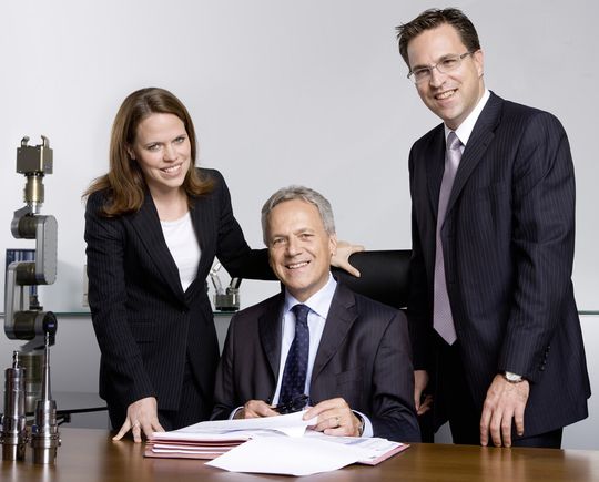 Schunk, ein familiengeführtes Unternehmen: Kristina I. Schunk, Heinz-Dieter Schunk und Henrik A. Schunk (v.l.) Schunk, ein familiengeführtes Unternehmen: Kristina I. Schunk, Heinz-Dieter Schunk und Henrik A. Schunk (v.l.)