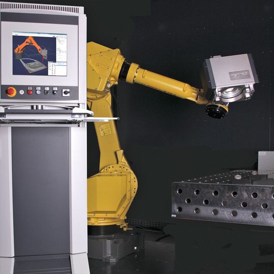 Die wesentlichen Komponeneten der roboterbasierten Schweißlösung sind Steuereinheit und Scankopf. Die wesentlichen Komponeneten der roboterbasierten Schweißlösung sind Steuereinheit und Scankopf.