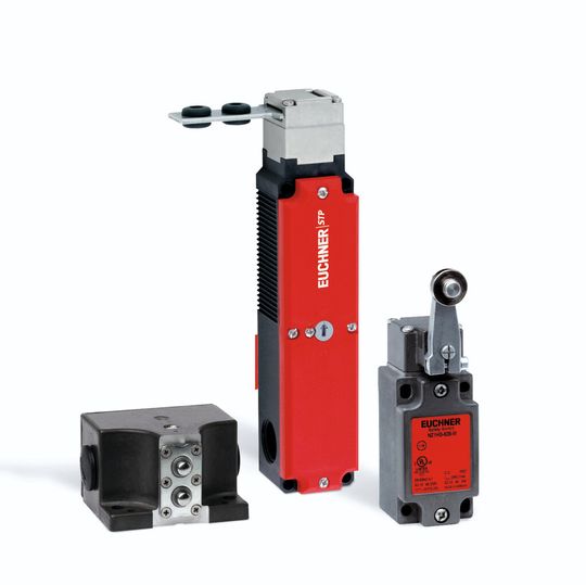 Sicherheitstechnik von Euchner kommt in verschiedenen Bereichen von Windkraftanlagen zum Einsatz: etwa Sicherheitsschalter zum Erkennen der Rotorblattposition (l. und r.) oder Sicherheitsschalter für Aufzüge im Turms (m.)