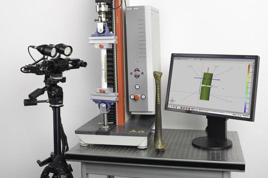 Das Aramis-System (links): Es misst vollflächig 3D-Dehnungen, in dem Fall die eines Knochens/Implantats an einer Zugmaschine. Das Aramis-System (links): Es misst vollflächig 3D-Dehnungen, in dem Fall die eines Knochens/Implantats an einer Zugmaschine.