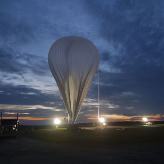 Der Ballon am Start. In der Gondel sind drei komplexe Fernerkundungsinstrumente, die einen breiten Teil des elektromagnetischen Spektrums abdecken (Foto: Hermann Oelhaf, KIT) Der Ballon am Start. In der Gondel sind drei komplexe Fernerkundungsinstrumente, die einen breiten Teil des elektromagnetischen Spektrums abdecken. Der Ballon am Start. In der Gondel sind drei komplexe Fernerkundungsinstrumente, die einen breiten Teil des elektromagnetischen Spektrums abdecken (Foto: Hermann Oelhaf, KIT) Der Ballon am Start. In der Gondel sind drei komplexe Fernerkundungsinstrumente, die einen breiten Teil des elektromagnetischen Spektrums abdecken.