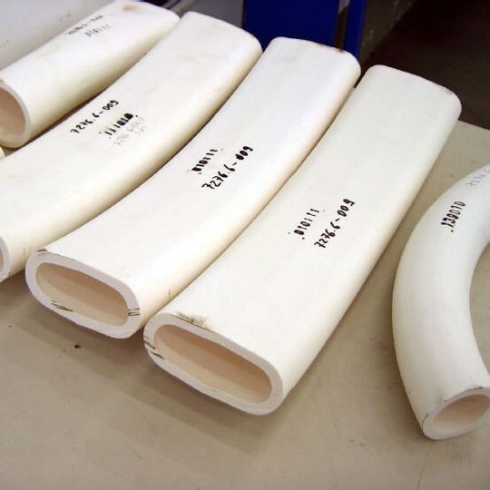 Der übliche Stahlmantel wird bei dieser Version der keramischen Rohrbögen durch eine GFK-Wicklung ersetzt.